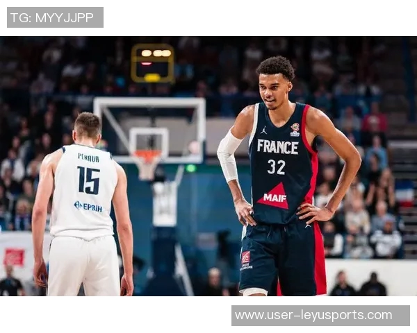 文班亚马全场表现抢眼尽管球队失利依然砍下32分7篮板5盖帽精彩表现令人赞叹